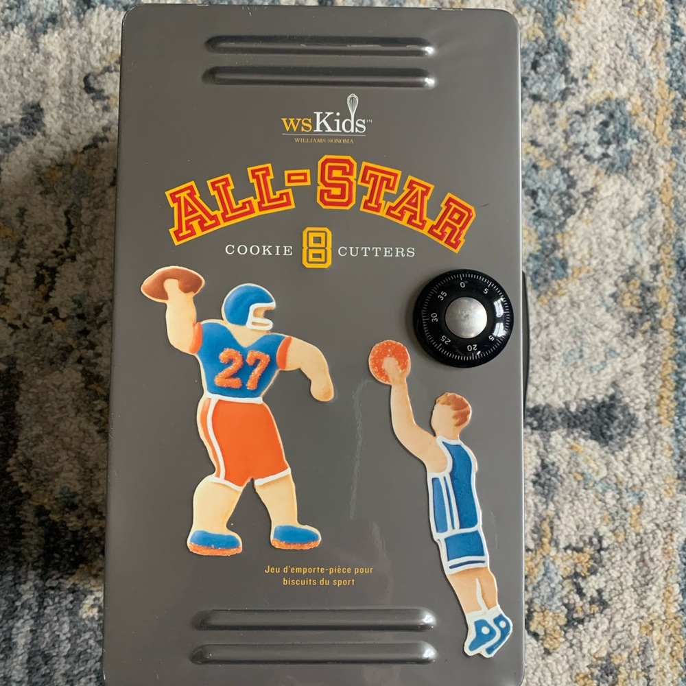 Williams Sonoma Kids All Star sports set of 8 cookies cutters